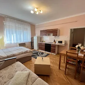 https://revay-apartment.szeged-hotels.com